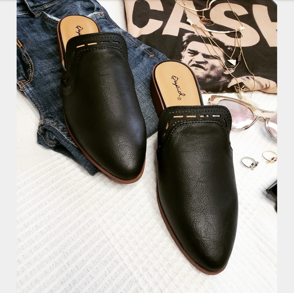 🆕️//The Cassidy// black mule flat - Picture 4 of 8